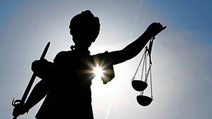 Wegen mehrerer Delikte – unter anderem Körperverletzung und Diebstahl – muss ein 25-Jähriger zwei Jahre ins Gefängnis.