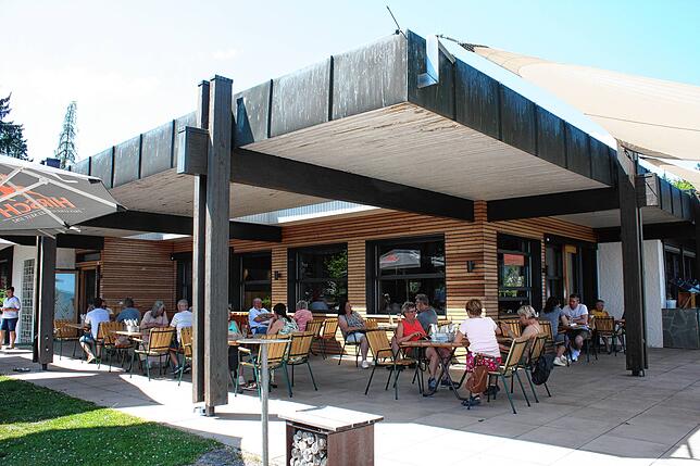Die großzügig überdachte Terrasse lädt beim Bad Dürrheimer Waldcafé besonders im Sommer die Gäste ein.