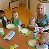 Das Essen wurde bereits abgeholt und die Gruppe sitzt am Tisch. Gleich serviert Erzieherin Bettina Steinemann den Kindern in der ...
