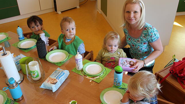 Das Essen wurde bereits abgeholt und die Gruppe sitzt am Tisch. Gleich serviert Erzieherin Bettina Steinemann den Kindern in der ...