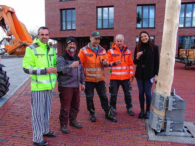 Bild 11: Auch ohne Rathaus-Sturm: Bauhof stellt ersten Narrenbaum in der neuen Neuen Mitte auf