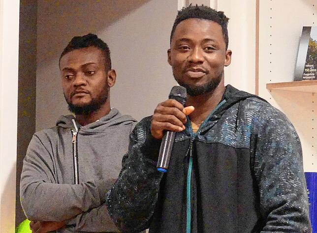 Benjamin Amosa aus Nigeria (links) und Ayouba Atarigbe aus Togo berichten über ihre Erfahrungen mit Integration, Heimatverlust und dem ...