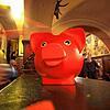 Die neu gegründete politische Vereinigung BÜB+ warb bei einer Veranstaltung im Hotel Ochsen in Überlingen mit diesem Sparschwein um ...