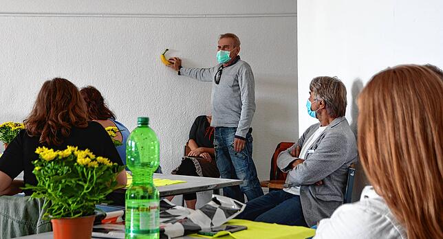 Eine an die Wand geklebte Banane wurde für 120&nbsp;000 Dollar verkauft, erzählt Dozent Davor Ljubcic.