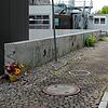 Am Unfallort, links vom Glasanbau des Klinikums, erinnern Blumen an das, was dort am 7. Mai geschah. Ein 39-Jähriger starb auf dem Weg ...