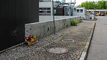 Am Unfallort, links vom Glasanbau des Klinikums, erinnern Blumen an das, was dort am 7. Mai geschah. Ein 39-Jähriger starb auf dem Weg ...