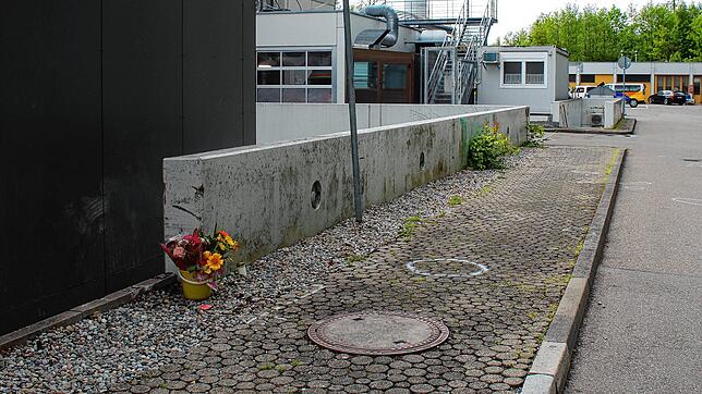 Am Unfallort, links vom Glasanbau des Klinikums, erinnern Blumen an das, was dort am 7. Mai geschah. Ein 39-Jähriger starb auf dem Weg ...