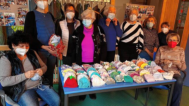 Mit Selbstgestricktem: Klinikseelsorgerin Hanna Günther (links, stehend) freute sich über eine Spende des 60-plus-Projekts Stubete. ...