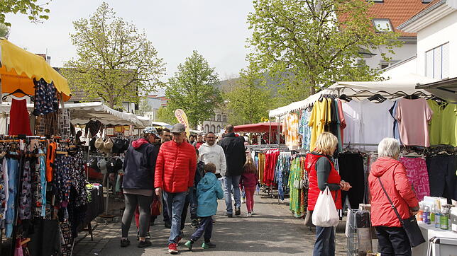 Zeitweise ließ sich auch die Sonne blicken: Der Gottmadinger Frühlingsmarkt lockte am Wochenende zahlreiche Besucher zum Bummel und ...