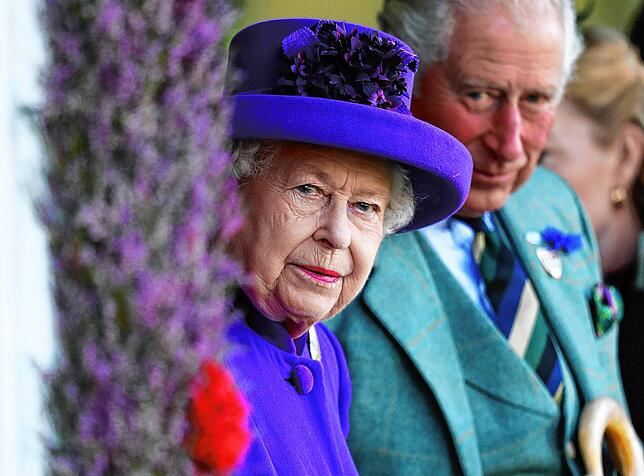 Königin Elizabeth II. (l) und Prinz Charles, Herzog von Cornwall, besuchen das Braemar Royal Highland Gathering im „The Princess ...