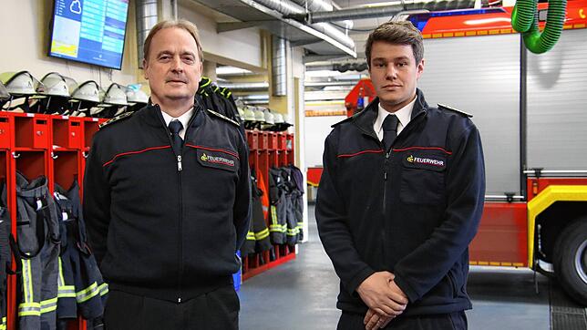 Wechsel an der Führungsspitze der Feuerwehr in Radolfzell: Helmut Richter (links) hat das Amt des Kommandanten zum 1. März an Tobias ...