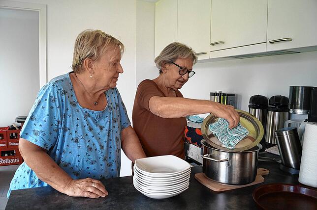 Überraschung – was gibt es heute? Eva Nestelhut und Helga Huber lupfen den Suppentopfdeckel.