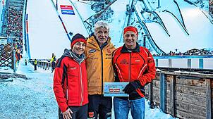 Die Skizunft Brend wird in Oberstdorf als DSV-Verein des Jahres 2024 prämiert (von links): Christine Dorer (Vorstandsmitglied für ...