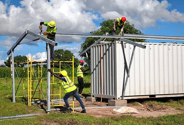 Ein Energiecontainer der Firma Off-Grid Europe wird eingehaust
