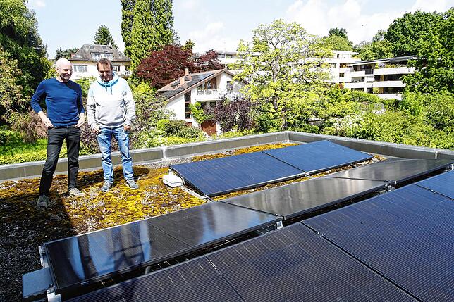 Diese Photovoltaik-Anlage erzeugt Strom, der direkt im Haus genutzt wird. Arne Gülzow (rechts) spart damit seinen Mietern Geld. ...