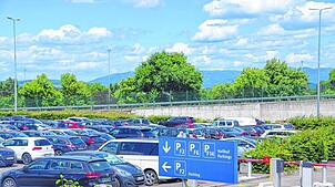 Der Euroairport rüstet sein Parkplatzangebot nach – mit einer Park-and-ride-Anlage. Bild: alb