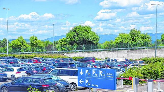 Der Euroairport rüstet sein Parkplatzangebot nach – mit einer Park-and-ride-Anlage. Bild: alb