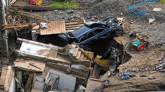 Ein Bild der Verwüstung: Das Unwetter zerstörte in Bad Neuenahr-Ahrweiler in Rheinland-Pfalz ganze Häuser. Autos wurden von den Fluten ...
