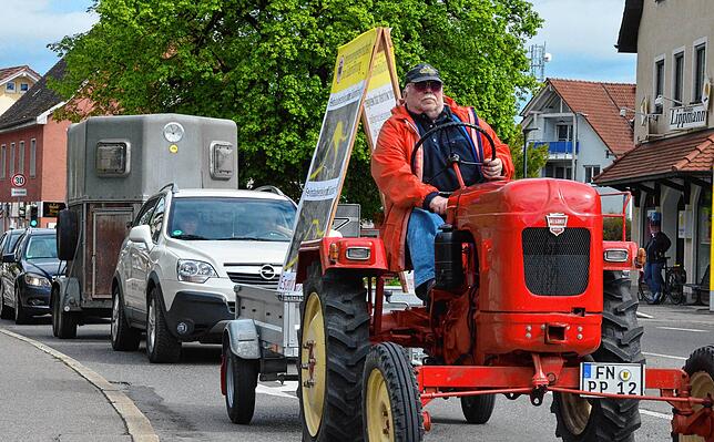 Im Mai hatten die Befürworter der Südumfahrung erstmals auf der B-33-Ortsdurchfahrt demonstriert, mit einem Traktorkorso. Nun hat die ...