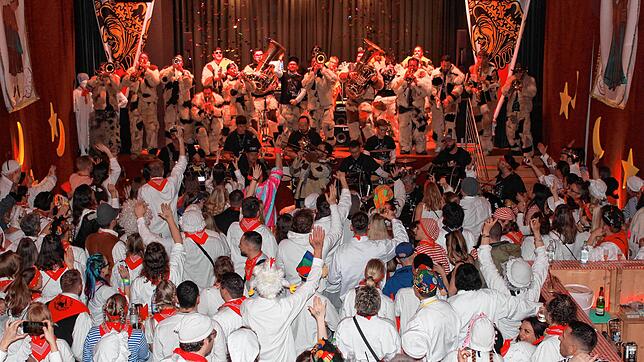 Die Yetis sorgen bei ihrem Heimspiel für super Stimmung im Bürgerhaus. Schon vorher hatten die Buttele aus Rielasingen die Bühne gerockt ...