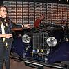 Gabriela Unbehaun-Maier zeigt bei einer speziellen Führung einige ihrer 45 Fahrzeuge umfassenden privaten Oldtimersammlung.