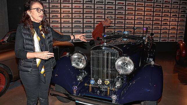 Gabriela Unbehaun-Maier zeigt bei einer speziellen Führung einige ihrer 45 Fahrzeuge umfassenden privaten Oldtimersammlung.