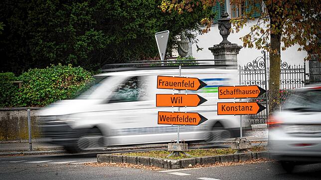 Einige der zahlreichen roten Umleitungswegweiser im Stadtzentrum von Kreuzlingen, die den von Staus geplagten Autofahrern schon als ...