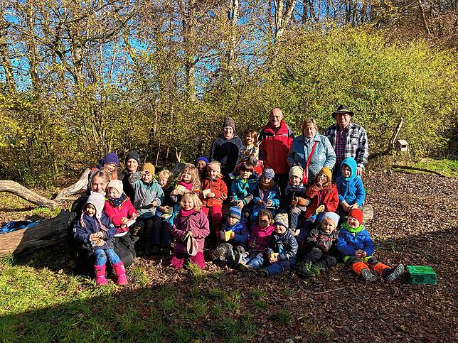 Im evangelischen Waldkindergarten lesen Doris Klubert und Christa von der Waal von der Naturschutzgruppe Küssaberg e.V. eine Geschichte ...