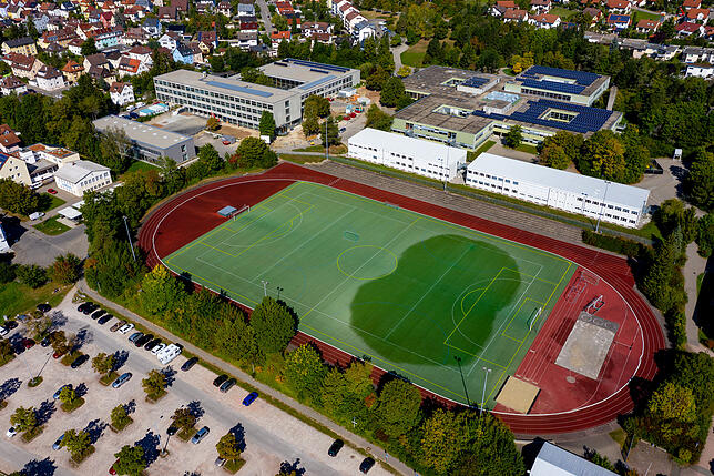 Blick auf das Schulzentrum am Deutenberg mit den dazugehörenden Sportanlagen. Die weißen Container in der Mitte könnten für eine neue ...