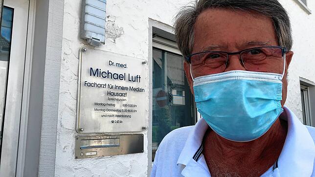 Internist Michael Luft begrüßt den Beschluss der Kassenärztlichen Vereinigung, dass Patienten und Praxispersonal stets Mundschutz tragen ...