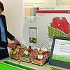 Adelheid Kummle, Leiterin der Stoll-Vita-Stiftung, stellt die Mitmachstation &bdquo;Obst und Gemüse&ldquo; vor.