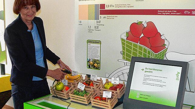 Adelheid Kummle, Leiterin der Stoll-Vita-Stiftung, stellt die Mitmachstation &bdquo;Obst und Gemüse&ldquo; vor.