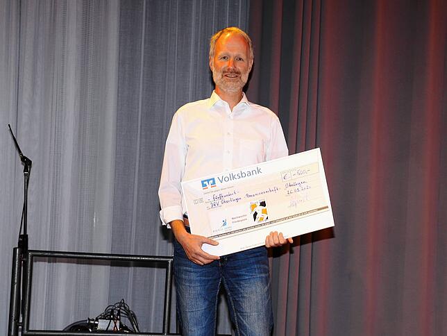 Frank Imkenberg von der DAV Sektion Überlingen nimmt den Nachwuchs-Förderpreis in Höhe von 500 Euro für die Rennmannschaft des Vereins ...