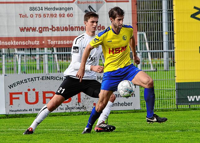 Nur schwer vom Ball zu trennen: Mark Burgenmeister von der SpVgg F.A.L. (rechts), hier im Zweikampf mit dem Denkinger Jan Ammann.