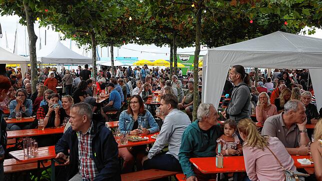 Bild 37: Gute Stimmung beim Hafenfest! Am Wochenende geht es in Staad nochmal rund