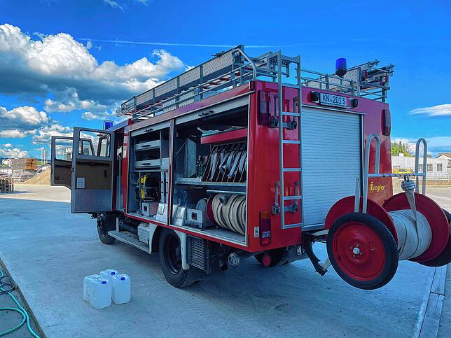Die Helfer beluden das Löschfahrzeug mit 44 Einsatzhelmen und acht Atemschutzmasken, gespendet von der Werkfeuerwehr Takeda, sowie ...