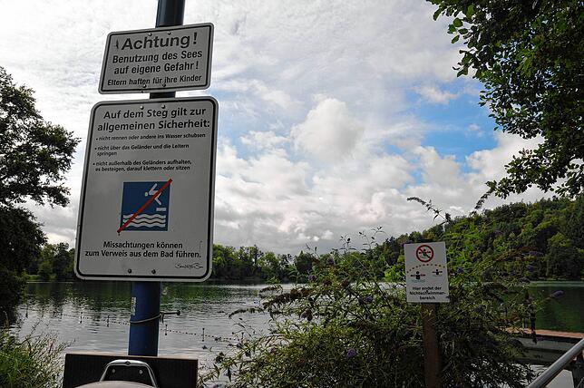 Die Hinweisschilder am Steißlinger See: „Benutzung des Sees auf eigene Gefahr“, sie zeigen auch an, wo der Nichtschwimmerbereich endet.
