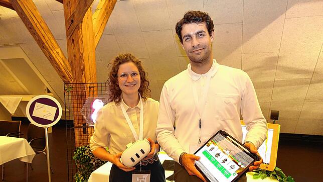 Einkaufen mit VR-Brille und Tablet: Vanessa Schätzle und Lucas Beyer, Studierende der HTWG Konstanz, geben einen Ausblick in die Zukunft ...