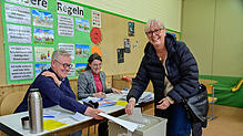 Gute Stimmung im Wahllokal. Sabine Watteroth wirft ihren Stimmzettel in die Urne im Wahllokal in der Robert-Gerwig-Schule. Links die ...