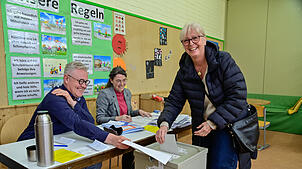 Gute Stimmung im Wahllokal. Sabine Watteroth wirft ihren Stimmzettel in die Urne im Wahllokal in der Robert-Gerwig-Schule. Links die ...