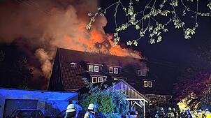 In der Nacht zum Sonntag, 25. Mai, hat das Feuer ein Mehrfamilienhaus in Mühlhausen größtenteils zerstört. Neun Bewohnerinnen und ...