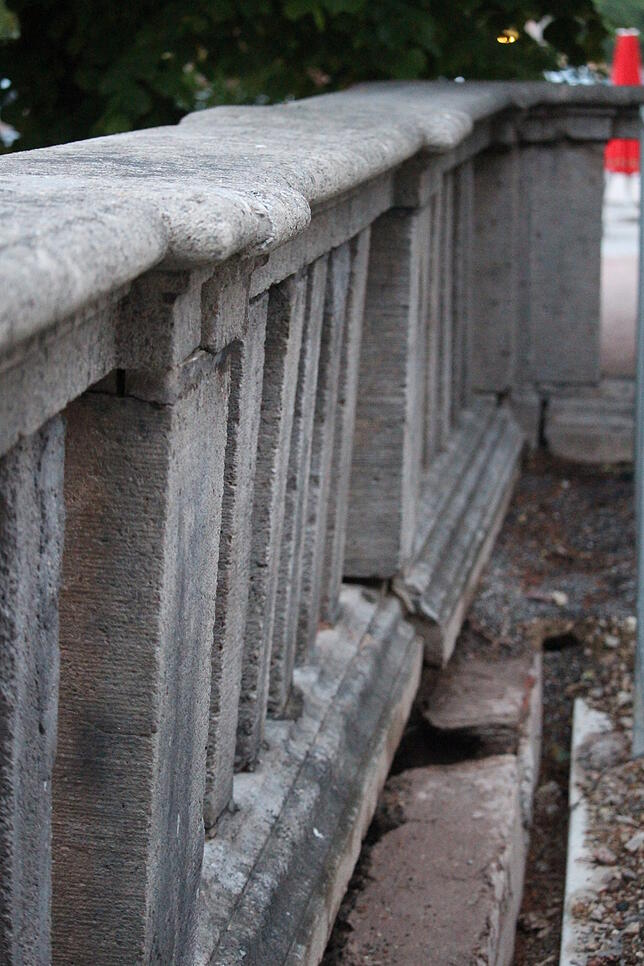 Die Wölbung führt schließlich auch dazu, dass die Steine der historischen Balustrade sich verschieben, wackelig werden. Das Bild wurde ...