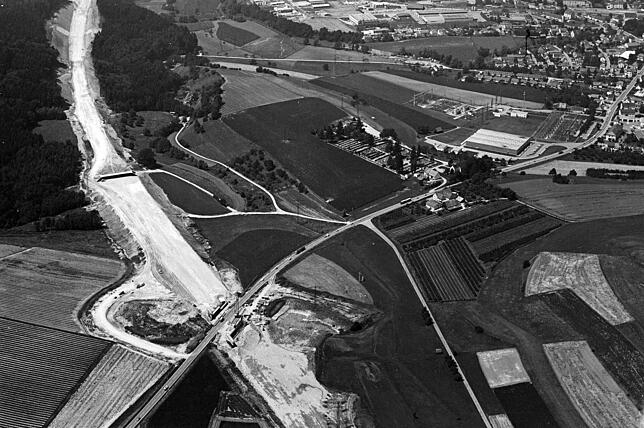 Die Autobahn war im Juli 1979 voll im Bau. Die Ab- und Auffahrt Stockach-Ost nimmt auf diesem Bild bereits Form an. Rechts in der Mitte ...