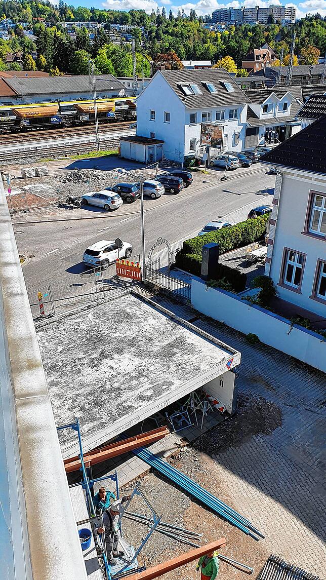 Im hinteren Anbau sollen eine Müllstation, Fahrradstellplätze sowie eine Ladestation für E-Bikes Platz finden. Die Dächer der beiden ...