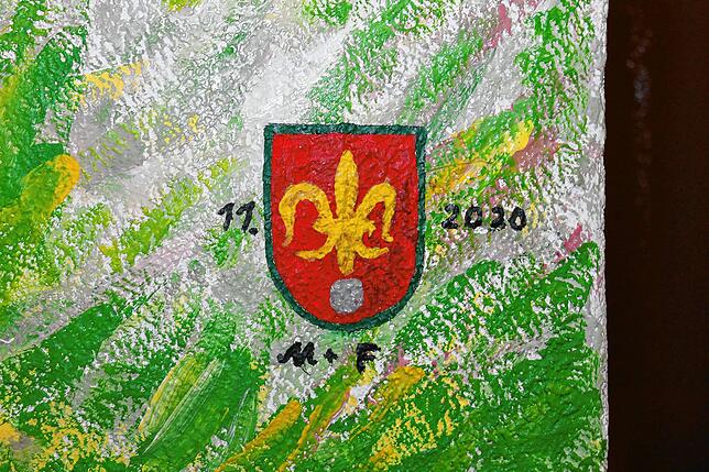 Eine Signatur darf auf einem Gemälde nicht fehlen. Das Ortswappen und die Initialen der Künstler. Bild: Lutz Rademacher