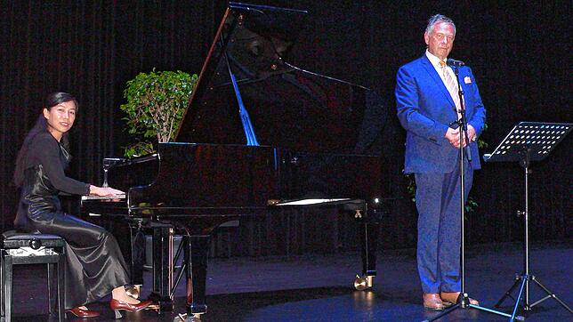 Die Pianistin Chin-Fen Lee und Sprecher Georg Mais gestalteten in der Waldshuter Stadthalle den ersten Konzerabend der neuen Saison mit ...