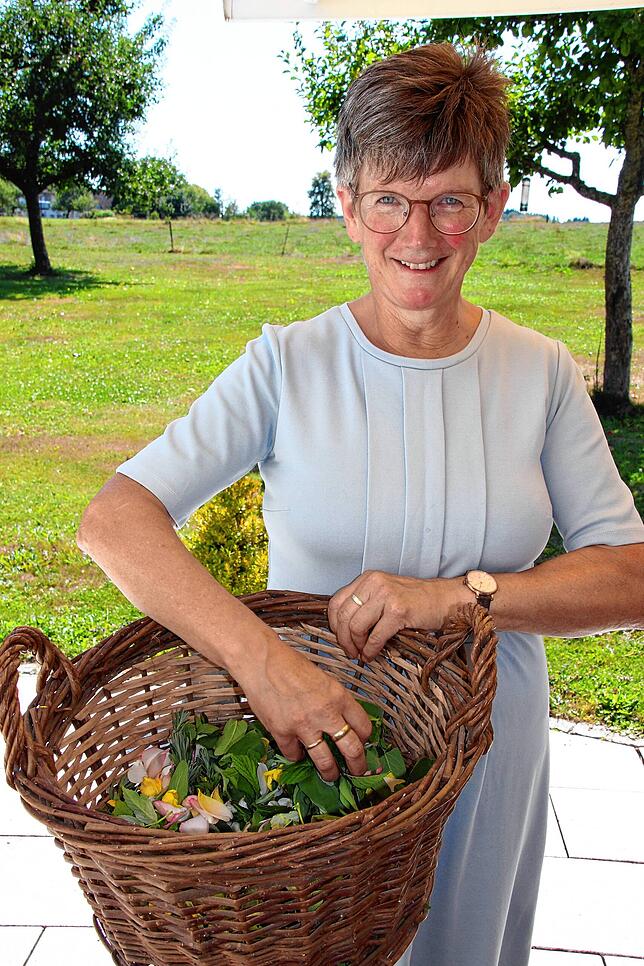 Andrea Berwarth aus Wald-Steckeln sammelt frische Teekräuter für ihren „Steckeler Kräutertee“ und trocknet sie für den ...