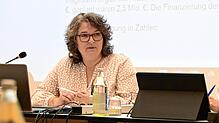 Bettina Keller, Leiterin der Finanzverwaltung, spricht im Rat über die aktuelle Haushaltslage von Bodman-Ludwigshafen.