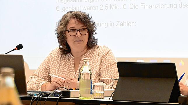 Bettina Keller, Leiterin der Finanzverwaltung, spricht im Rat über die aktuelle Haushaltslage von Bodman-Ludwigshafen.