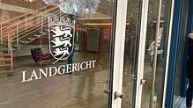 Ein 24-jähriger Stalker kam mit der Trennung seines Ex-Freundes nicht klar. Er soll für mehrere Übergriffe auf die Familie des ...